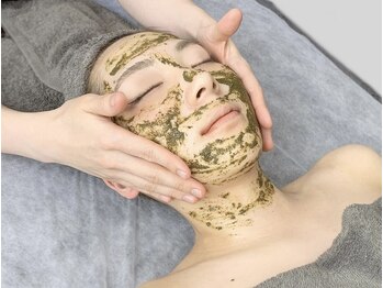 アンハク(anHAKU)の写真/【シミ・しわなどにお悩みの方に◎】大人気★anHAKU自慢のハーブピーリングで透明感溢れる美肌に導きます♪