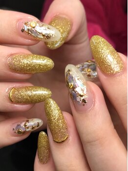 レディグリッター(Lady glitter)/ゴールド&シェル埋め込みネイル