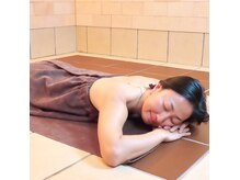 陶板浴で深呼吸しながらリラックスタイムを。