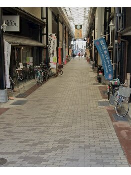 ラウム(raum.)/商店街を50mほど直進します