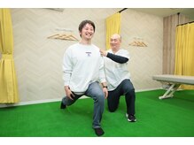 ひろがる接骨院 鍼灸院 広島スタジアム前院の雰囲気（運動療法もできる芝生の設置）