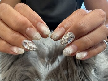 グラマラス 白金台店(glamourous produced by Noble)の写真/【アートやり放題¥8250】シンプルな中にもセンスが光る!大人のためのアクセントネイルで指先を華やかに♪