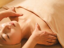 アミティ コーシー(amity cosy)の雰囲気（デコルテマッサージは肩や肩甲骨までマッサージします♪）