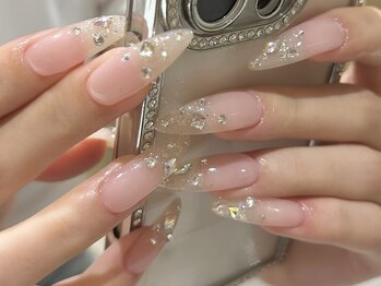 アミー 栄店(amii.)の写真/長さ出しで叶える、すらっと美しい指先♪透明感カラー×繊細なきらめきで上品に華やかネイル＊栄/長さ出し