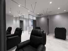 ザサードヘアー メンズアイブロウ船橋店(THE 3rd HAIR)の雰囲気（カーテンで仕切られた半個室　リクライニングソファでくつろげる）