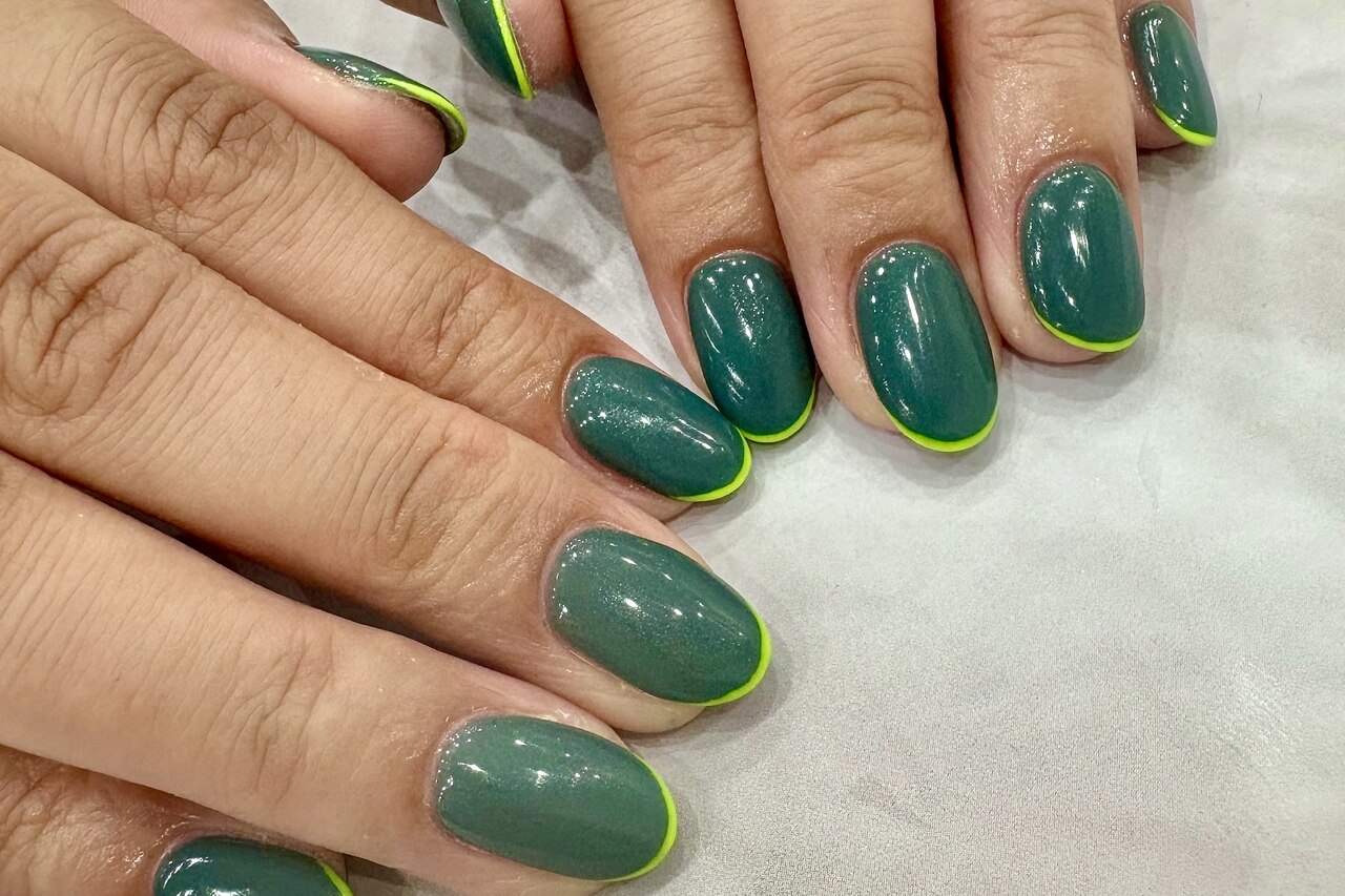 2025年-2026年冬トレンド】グリーン フレンチのネイルデザイン集｜人気