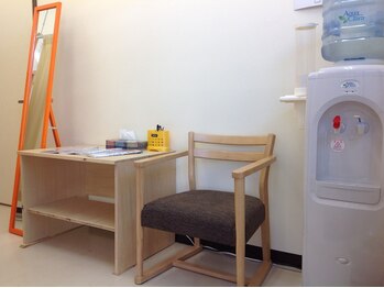 えん鍼灸院 整骨院/院内の案内　待合室