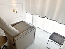 ハナリノ(HANARINO)の雰囲気（白基調の明るく落ち着いた雰囲気。テイクアウトドリンクも）