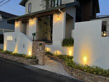 アヤ ヒルサイド ヴィラ(AYA hillside villa)の雰囲気（夜にはライトアップされた外観が一層の高級感を演出）
