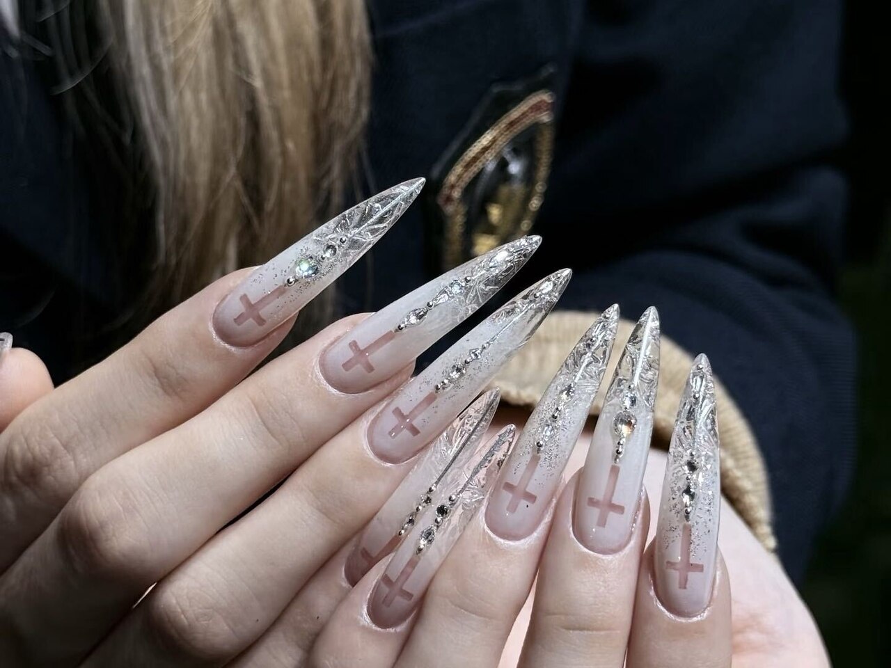 2026年冬トレンド】ストーン スーパーロングのネイルデザイン集｜人気