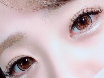 フロラ(Flora)の写真/＜華やかな目元＞を手に入れたい方に負担のない”フラットラッシュ”で、自然なボリューム感を演出！