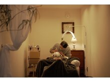 落ち着いた空間でリラックスして施術を受けられます＊