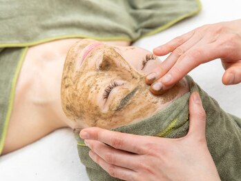 エミ(emi)の写真/毛穴の黒ずみ・角栓スッキリ！ハイドロ吸引×希少なエミューオイルで、潤い満ちる「輝くつるつる肌」へ。