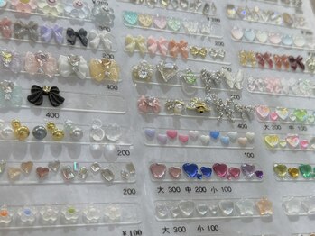 ケソン ネイル スタジオ(qeson nail studio)の写真/こだわり派さんも納得の可愛いパーツから特殊なパーツまで選びきれないほどご用意♪