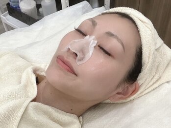 ファッショニスタ 中目黒店(Fashionista)の写真/黒ずみ撃退&毛穴引き締め美容液でツヤ肌に！毛穴洗浄×鼻パック×VC導入¥11000