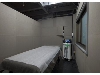 イエス 大阪梅田店(YES)/全面和紙を設えた施術室