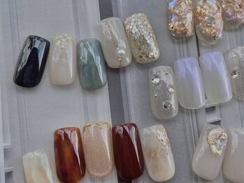 ケソン ネイル スタジオ(qeson nail studio)の写真/毎月NEWデザインを追加♪シンプル～トレンドまでたくさんのサンプルをご用意♪カラーやパーツの色変更OK！