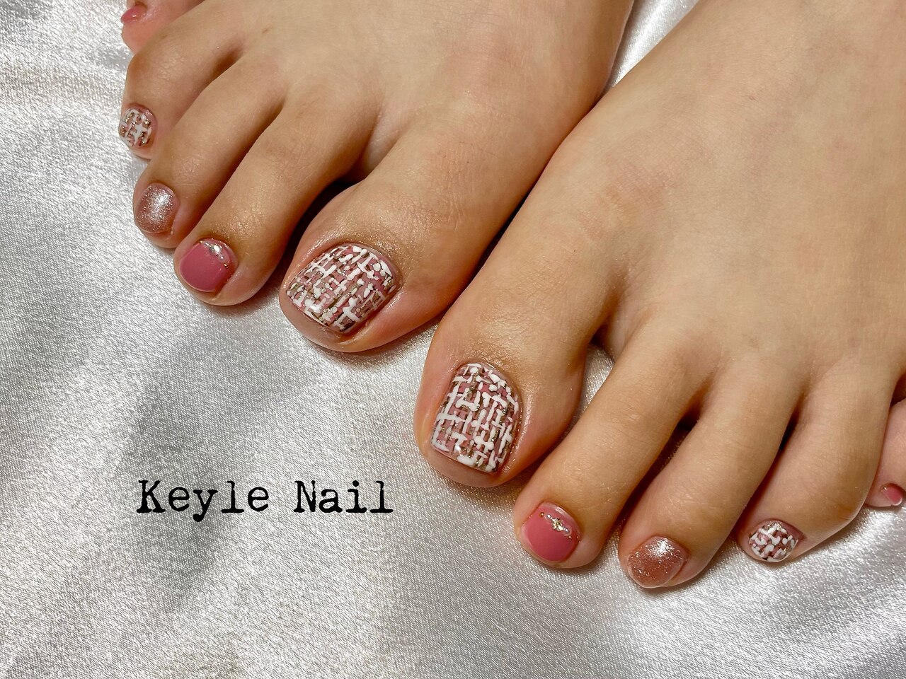 2025年-2026年冬トレンド】ふわふわ フットのネイルデザイン集｜人気順