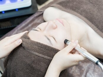 エイチ カーサ(H CASA)の写真/毛穴にお悩みがある方にオススメ◎潤い溢れるツヤ肌へ！毛穴洗浄して、ツヤと引き締め♪贅沢フェイシャル！