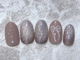 繊細ラメとリボンの上品ネイル