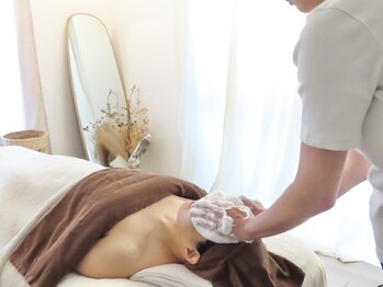 ソルア(SOLUA)の写真/モチモチの濃密泡で汚れを吸着！白玉ツヤ肌に♪デコルテ/首肩までマッサージし、むくみ/肩こりもスッキリ！