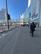 チーク 新宿南口店(cheek)/3,駅を右手に直進