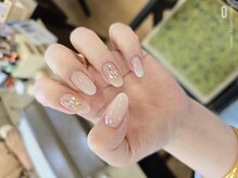 タンポポ ビューティーミーの雰囲気(グラデーションネイルに、星のように輝くデコをプラス)