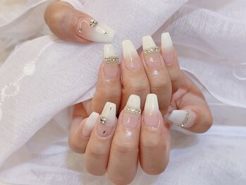 デコール 心斎橋(DECOR)/白グラデビジューネイル