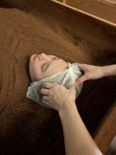 築地酵素浴キポラ(KIPOLA)/酵素浴中のヘッドスパ