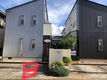 ピュア リ(Ri)の雰囲気（サロン外観　建物前の駐車場B 停まってる場合は近くご案内します）