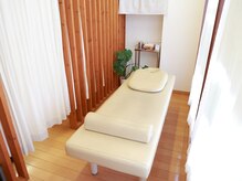 こいずみ鍼灸整骨院の雰囲気（清潔感のあるウッド調の落ち着いた院内）