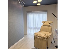 ル タン ドゥ ボヌール 新大阪本店の雰囲気(ブルーの壁紙と木目調の床、北欧テイストのお部屋でゆったりと♪)