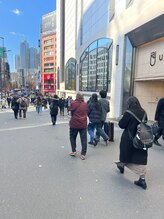 チーク 新宿南口店(cheek)/4,横断歩道まで直進