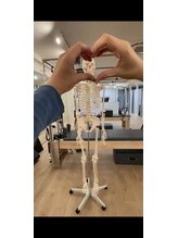 ラ ピラティス 千葉店(La pilates)/可愛い骨の模型がお出迎え♪