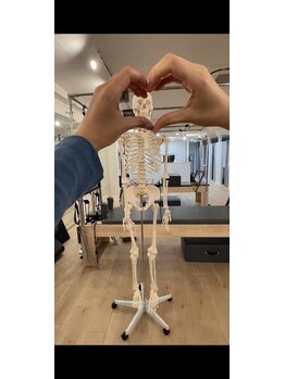ラ ピラティス 千葉店(La pilates)/可愛い骨の模型がお出迎え♪