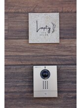 ラプティ(Lapty)/店舗入り口の看板とインターホン