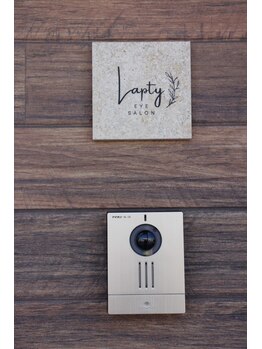 ラプティ(Lapty)/店舗入り口の看板とインターホン