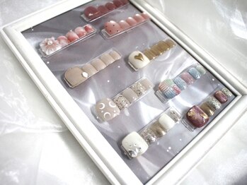 ネイルサロン エーレ 梅田店(Ehre)の写真/くすみパステルや透明感カラー、旬の春パーツも豊富にご用意◎さりげなく華やぐ、大人可愛い上品フットへ♪