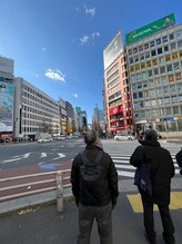 チーク 新宿南口店(cheek)/5,横断歩道を渡ります