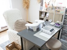 ユヌ(UNE.)の雰囲気（ゆったりとソファーでくつろぎながらネイルを楽しめます！）