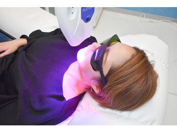 ホワイトニングルーム 横浜店(Whitening Room)/LEDライトを照射します
