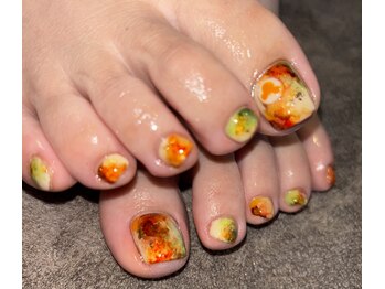 ブルームス(blooms)の写真/お洒落な大人女性は足元から☆仕事や家庭の事情でハンドネイルを諦めていた方にも！魅せられる足元へ♪