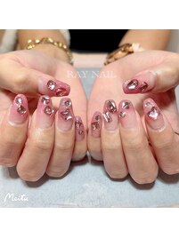 キラキラ宝石ネイルで指先華やか