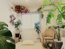 しわ華の雰囲気（【施術ルーム】緑いっぱいの内観でリラックスをお届けします♪）