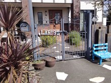 ラリス(LARISS)の雰囲気（門の小さな看板が目印！）
