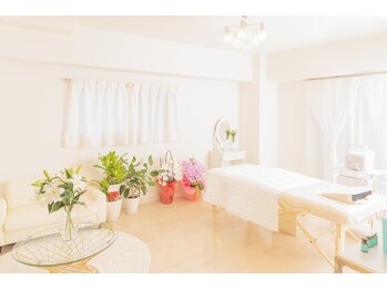 サロン ド エメ(salon de aimer)/白を基調とした清潔感にある店内