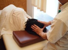 ほぐし整体プラスイチ(+1)/頭はこうやって揉んだりします。