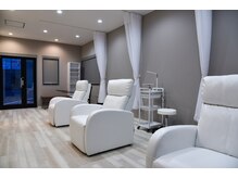 ラルジュヘアイコール(Large hair equal)/白を基調とした内観/まつ毛/眉毛