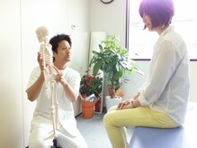 日高カイロプラクティックの雰囲気（1人1人に合った施術で体の状態確認！！）