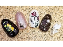くすみカラーのフラワーネイル